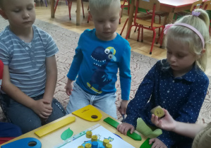 Dzieci grają w grę uczącą segregacji śmieci